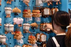 大牌卖起咖啡奶茶巧克力，还在现场“过家家”，奢侈品牌如今为何充满烟火气？图片