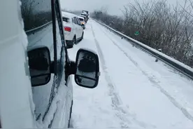 风雪回家路｜被困高速的房车主支起烤炉，为他人免费供烤肠图片