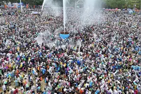 2025年中国・德宏芒市泼水狂欢节盛大启幕图片