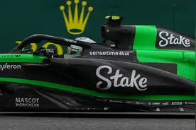 主场完赛后接受全场欢呼，周冠宇哭了！中国F1第一人的个人商业价值几何图片