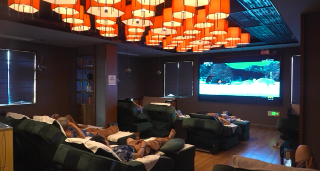 天气寒冷，游客都爱来崇明这里泡汤泉