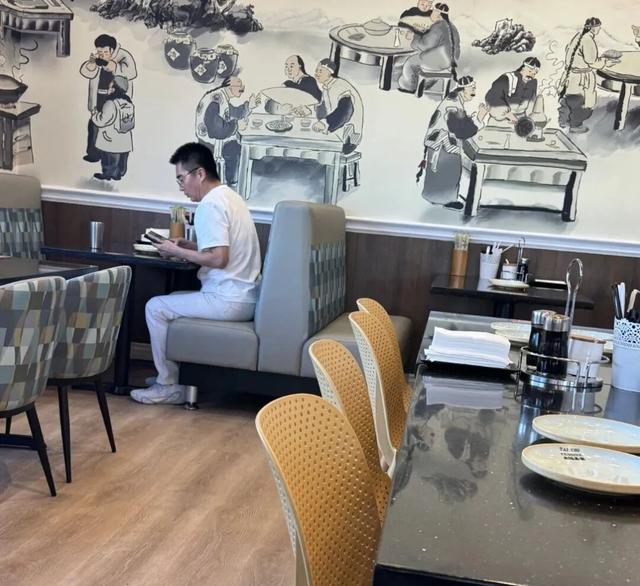 许亚军被曝在美国	，缺席前妻何晴告别仪式，当日在餐馆陪小儿子吃饭