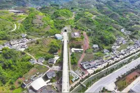 全长4471米 渝昆高铁马鞍山隧道贯通图片