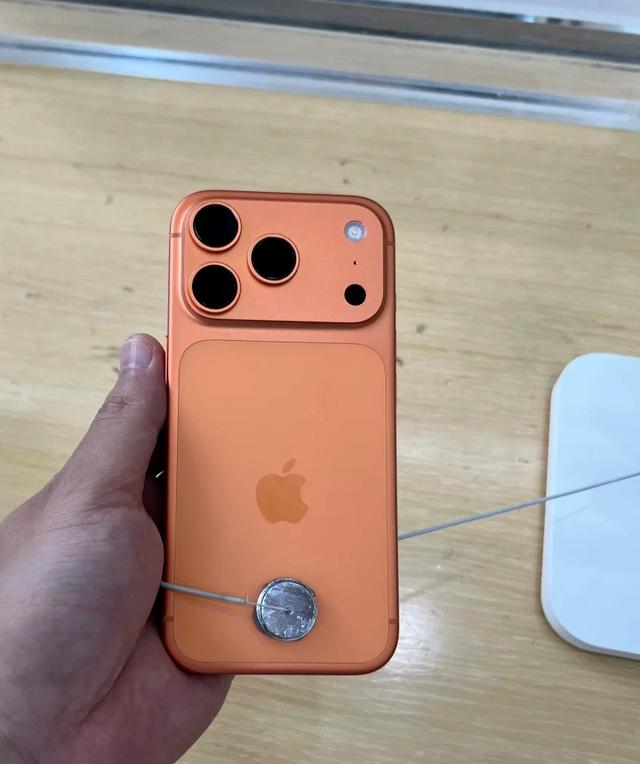 iPhone 17系列首批用户反应褪色？ 苹果官方客服回应