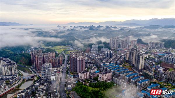 湖南通道：朝霞染天，云雾裹城，这座侗乡小城晨起即画卷