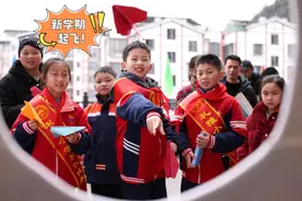 元气满满！开学季“表情包”里的青春模样图片