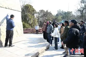 外籍留学生在青岛西海岸新区寻迹琅琊感知古今图片
