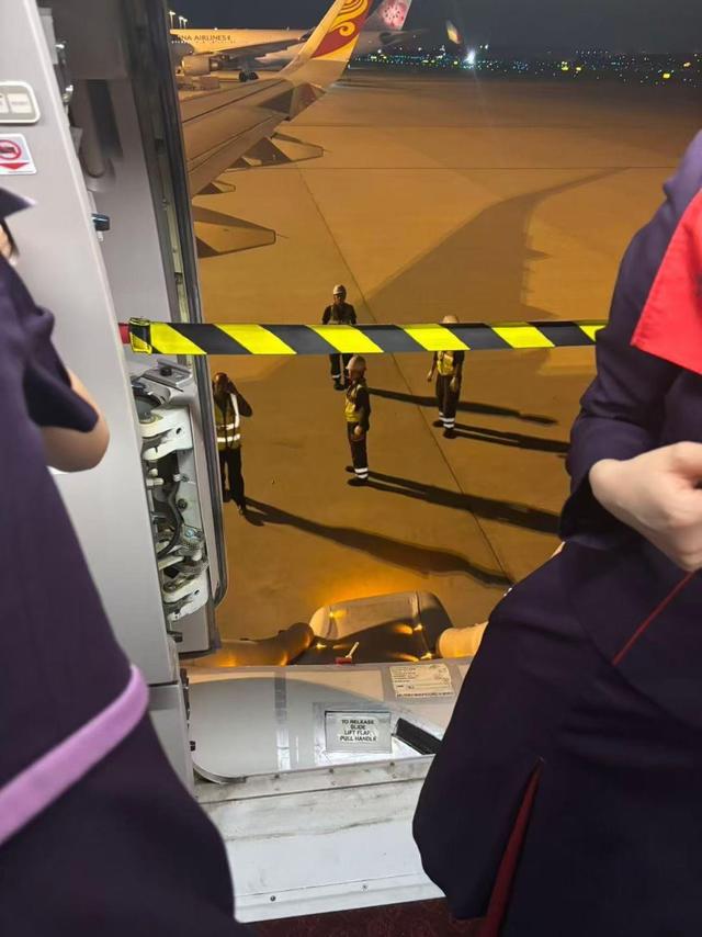 香港航空一客机降落日本大阪，一乘客误开应急门弹出逃生梯，航司：逃生梯已不能再使用