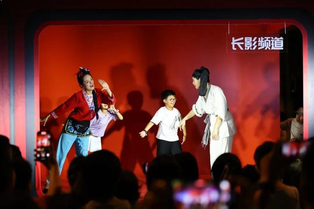 这周末的新民大街又有惊喜！走，去打卡董宇辉同款！