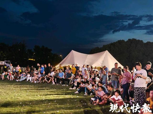 摩天轮上浪漫表白，2025七桥瓮公园七夕甜蜜夜启幕