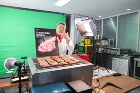 欠债4600万的烤肠大叔：“翻身可能是一夜之间”图片