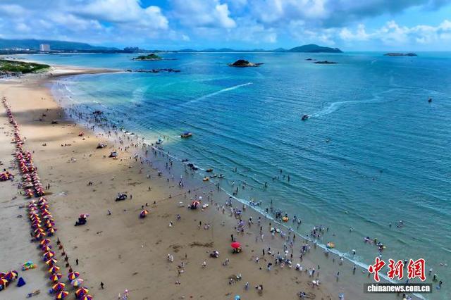 福建平潭海滨浴场引游人