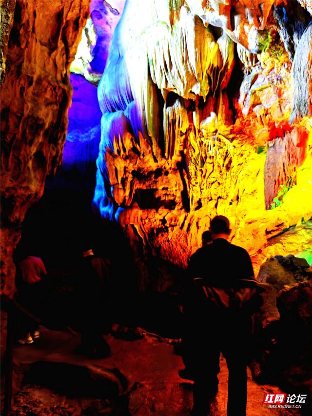 【每日一图@湖南】七彩灯光点亮亿年奇观，澧县仙女洞里藏着神话