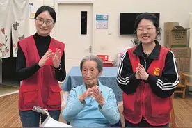 养老院里的年青人：“00后”守护夕阳红图片