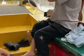 没素质！女子圆明园内泡脚，还口出狂言：“我是未成年，富二代”图片