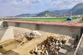 云南泸丘广富高速公路（红河段）项目首座桥梁梁板架设完成图片