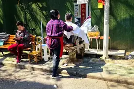 没想到吧，“7元剪发”小摊还有这种功能图片