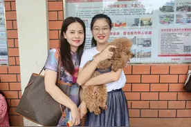 郑州考场外，泰迪送考“小主人”！考生：有它在就不紧张了图片