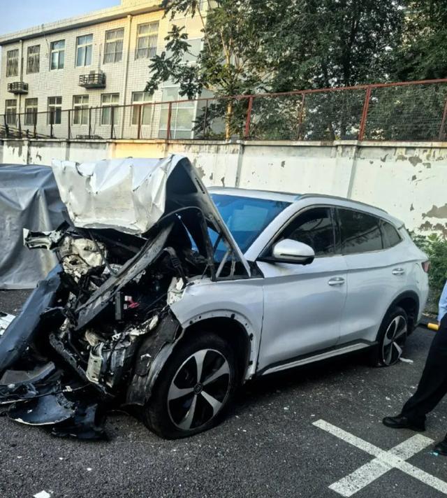 陈震车祸比亚迪车主妻子发声：丈夫多处骨折！陈震回应：全力配合、做好后续工作、补偿损失