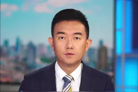 上海迪士尼凌晨3点排长队 只为抢购新品毛绒玩具图片