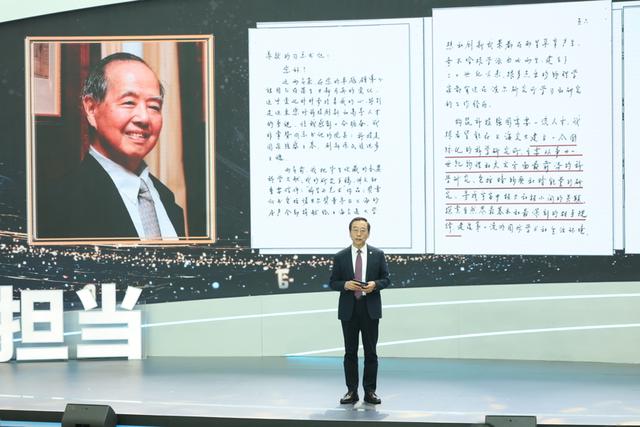 上海科技先锋分享创新故事，华山医院院长和脑机接口植入病人一同上台