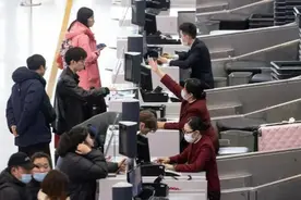 限量版行李箱摔坏，航司按公斤赔偿500元合适吗？| 新京报专栏图片