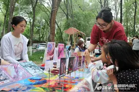 “沉浸式”打卡体验 乌市这个花园艺术集市开市了图片