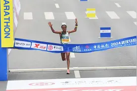 汉马女子全马冠军胡萨，世界名将明年还想来武汉图片