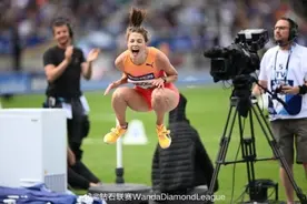 乌克兰运动员马胡奇克打破尘封37年的女子跳高世界纪录图片