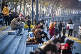 2025年第一天东湖凌波门游客爆棚，共赏湖光山色迎新年图片