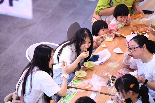 贵阳：青云路步行街人气旺