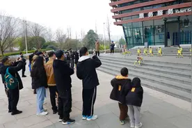 起猛了！观山湖来了群“小狗”会倒立、会答题图片
