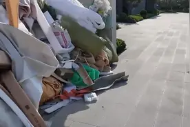 小区建筑垃圾清运“坐地起价” 物业是“突破口”？视频封面