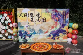 动物也要过中秋？云南野生动物园上演孔雀“奔月”图片