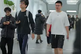 哈工大学生暴雪天穿短袖出行，学校：暖廊二期已贯通，5分钟内直达各类建筑图片