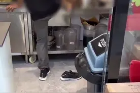 拍客｜蜜雪冰城回应员工在水池洗脚：工作时脚被烫伤，已闭店整改图片