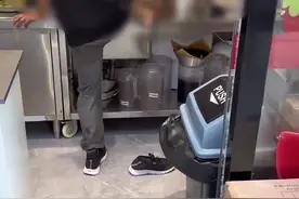 拍客｜蜜雪冰城回应员工在水池洗脚：工作时脚被烫伤，已闭店整改图片