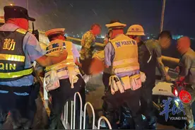 轻生男子半身悬空桥外，民警雨夜飞扑救人图片