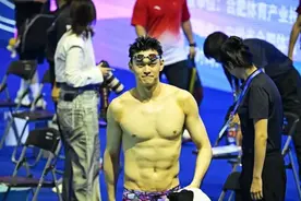 孙杨亮相！已完成热身，许多粉丝到现场加油助威图片