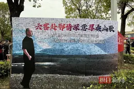 各地刀郎歌迷齐聚武汉体育中心合唱，云南歌迷为武汉人的热情点赞图片