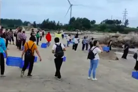 汕尾有人“放生矿泉水”？当地称系自来水，活动是在缅怀先人图片