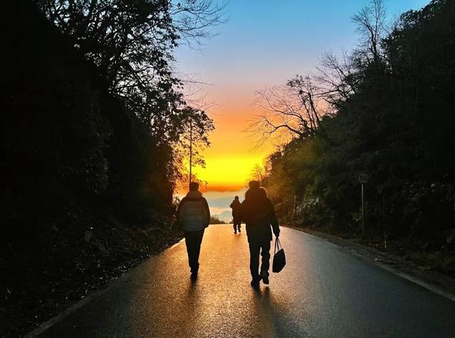 【直播倒计时1天】低至1元畅玩冬日瓦屋山，赏日出云海奇景！就在瓦屋山景区抖音直播间，明早8点准时开抢！