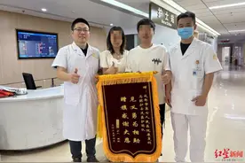 11岁女孩被钵仔糕卡喉窒息，成都两护士街头上演教科书式救援图片