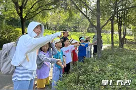 长沙生态动物园“五一”人气旺 “志愿红”陪市民文明游园图片