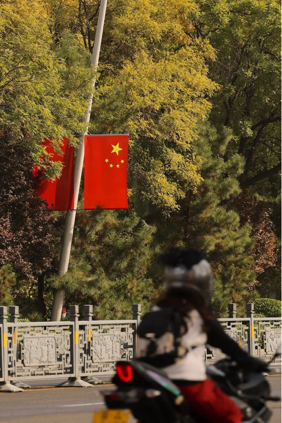 满眼“中国红”！太原的国庆氛围感拉满了~