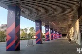 青春足球场已充满世预赛元素，国足踢完澳大利亚后将包机深夜返回青岛图片
