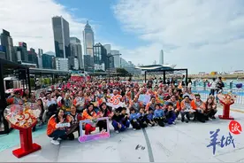 “步行一善”助邻扶老，香港海滨现温馨一幕图片