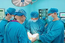 罕见！5个月宝宝肚里藏着“寄生胎”图片