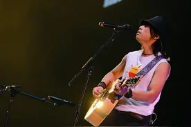 超豪华乐团配置 30首经典歌曲 赵雷2024巡演南京首唱获成功图片
