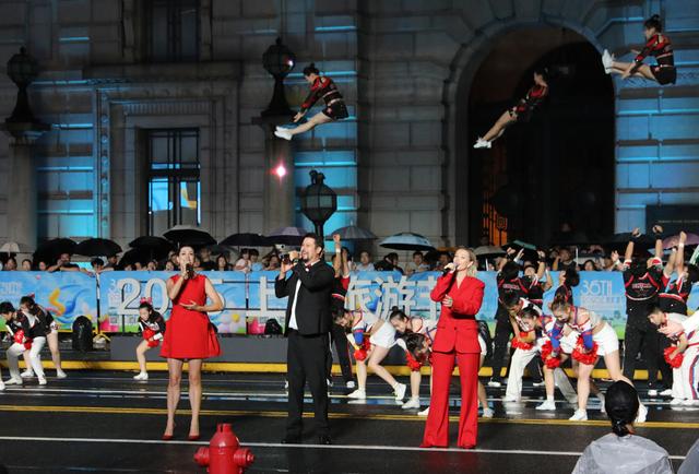 上海旅游节大巡游惊艳外滩，雨中演绎别样风情
